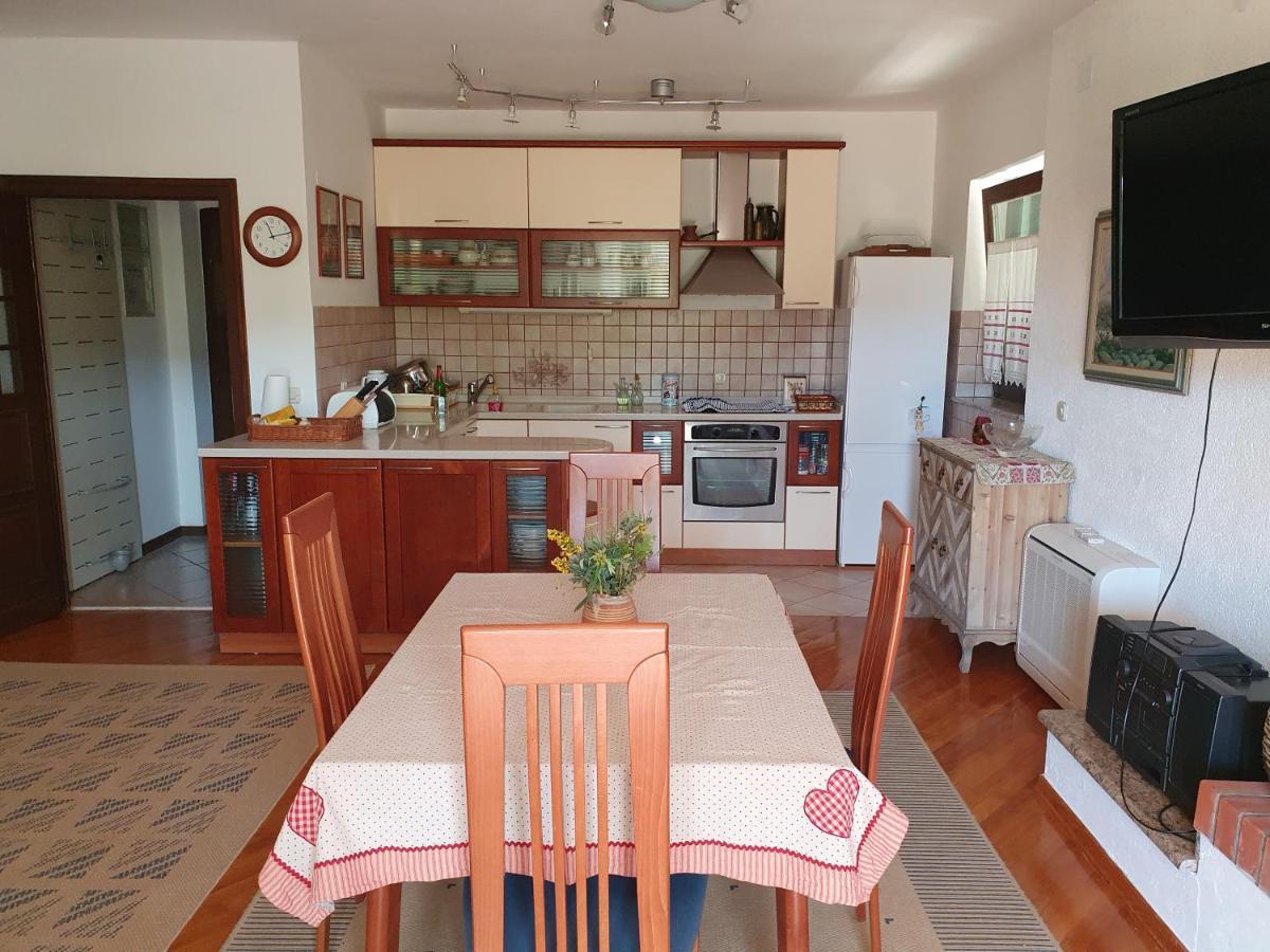 Holiday House "Lea" Lukoran Bagian luar foto