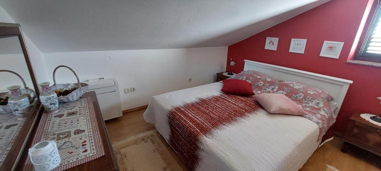 Holiday House "Lea" Lukoran Bagian luar foto