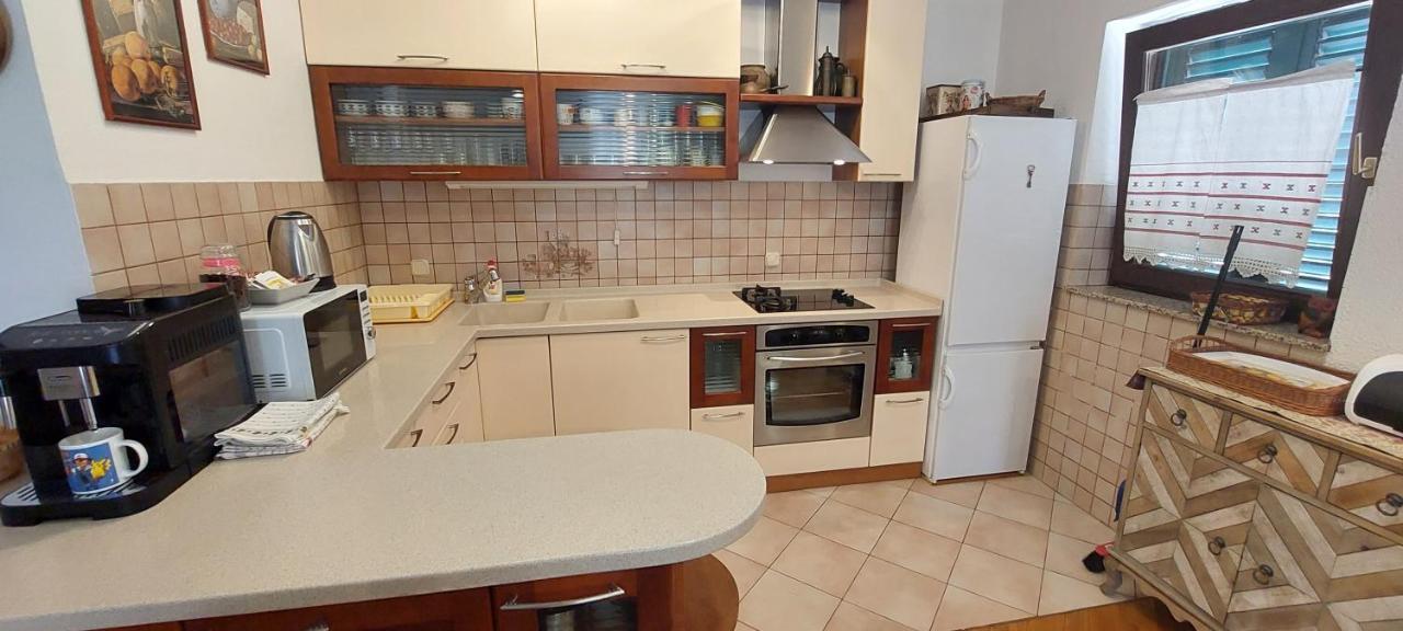 Holiday House "Lea" Lukoran Bagian luar foto